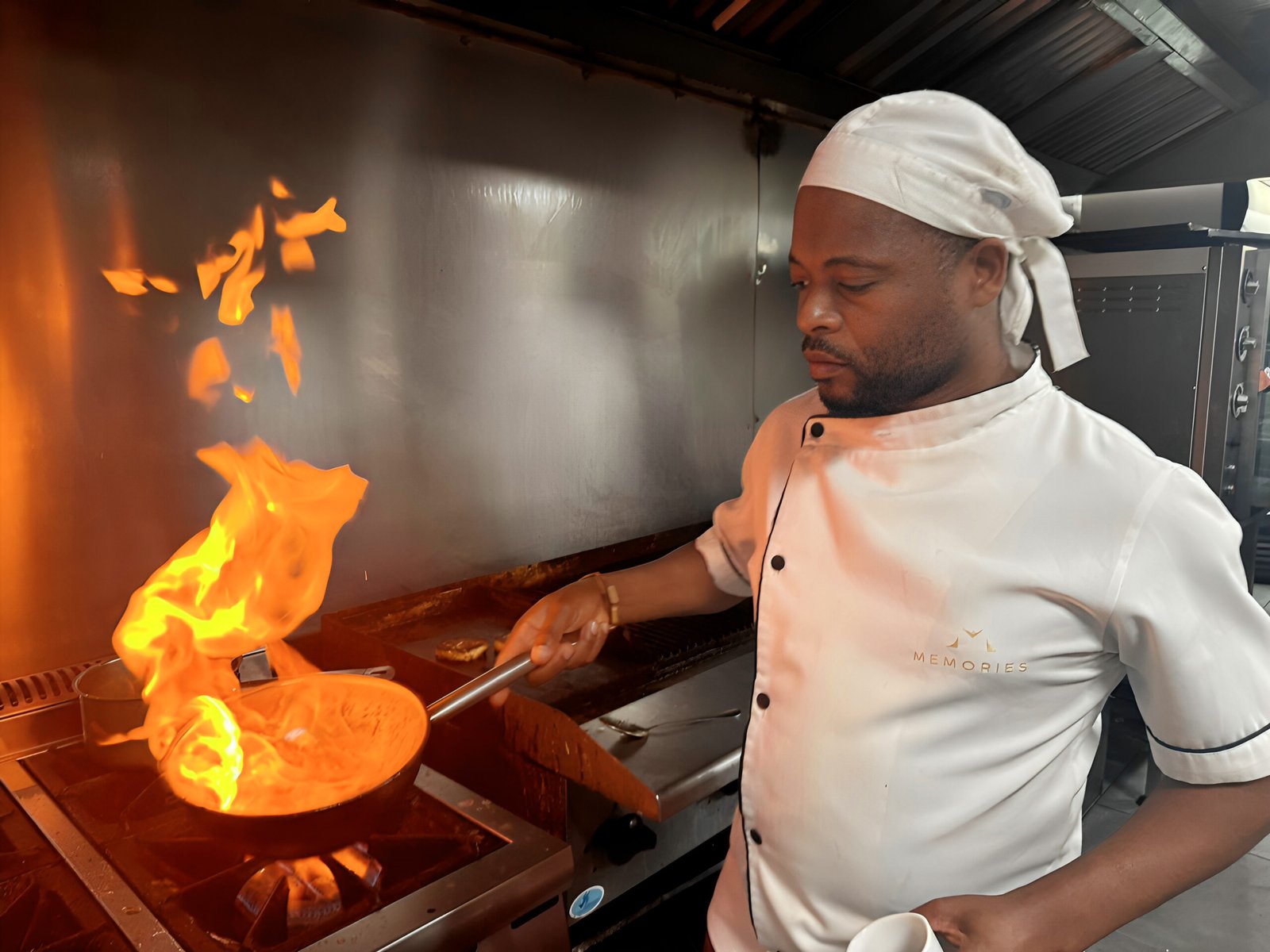 chefe segurando uma cozihando